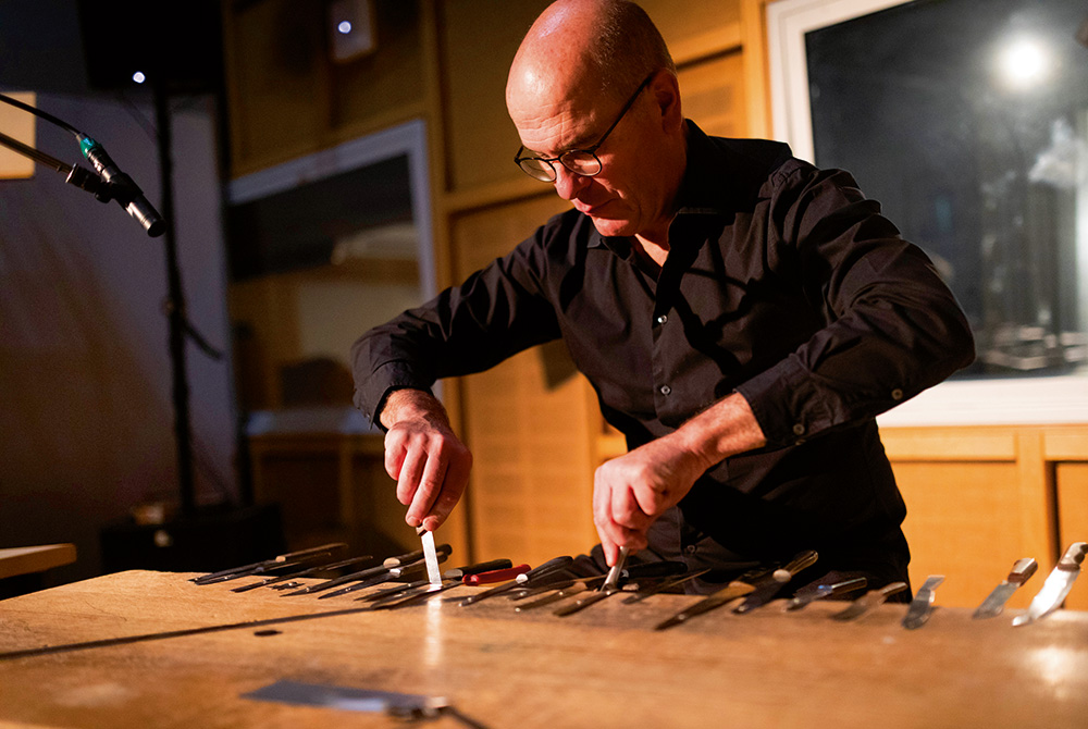 Stephan Froleyks am Messertisch – Foto: Ben Knabe